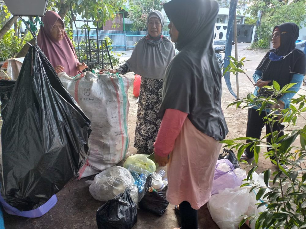 Perjuangan Bu Wati, Membangun Bank Sampah selama 15 Tahun