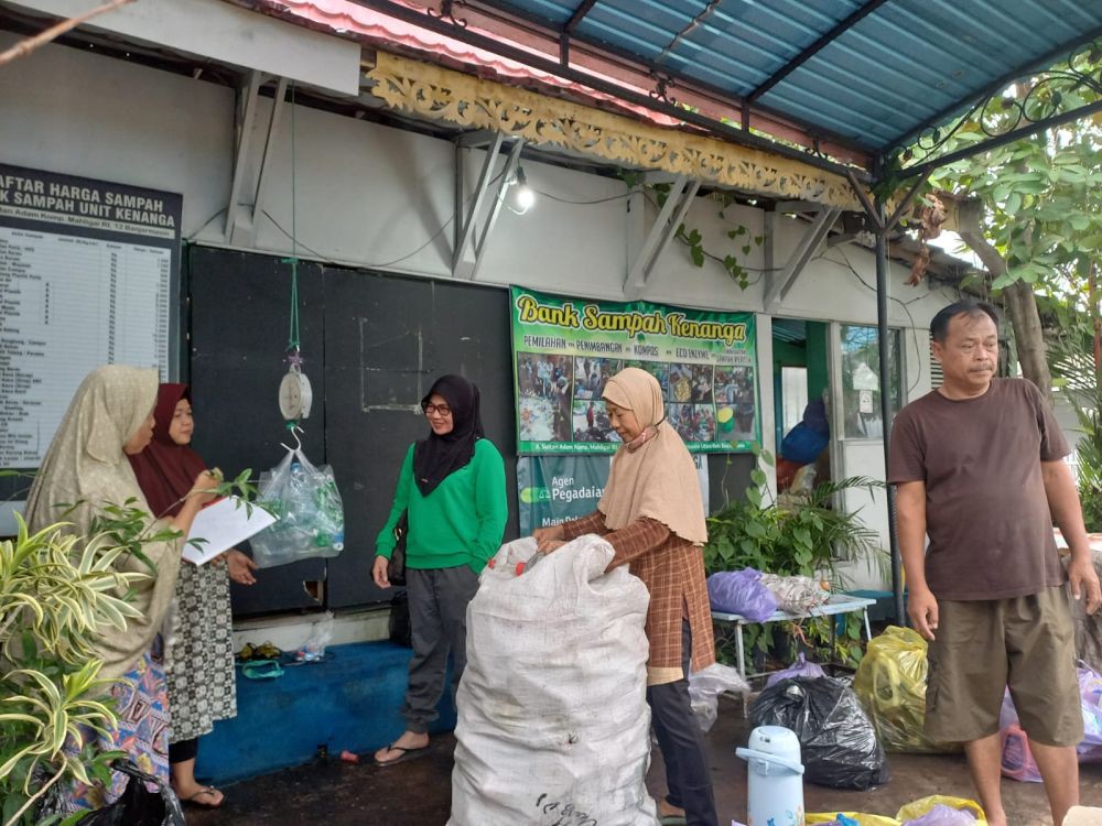 Perjuangan Bu Wati, Membangun Bank Sampah selama 15 Tahun