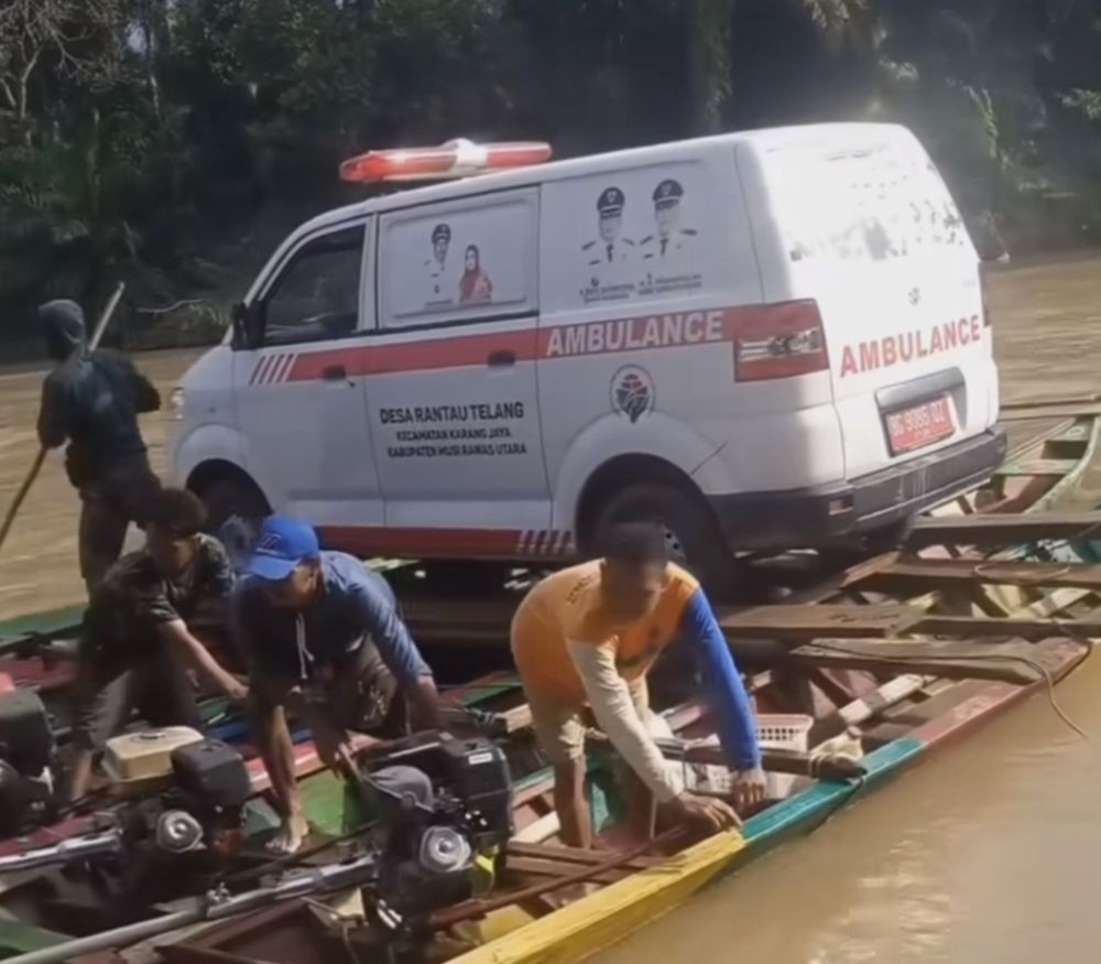 Viral Video Warga Kirim Ambulans Pakai Ketek ke Lokasi Banjir Muratara