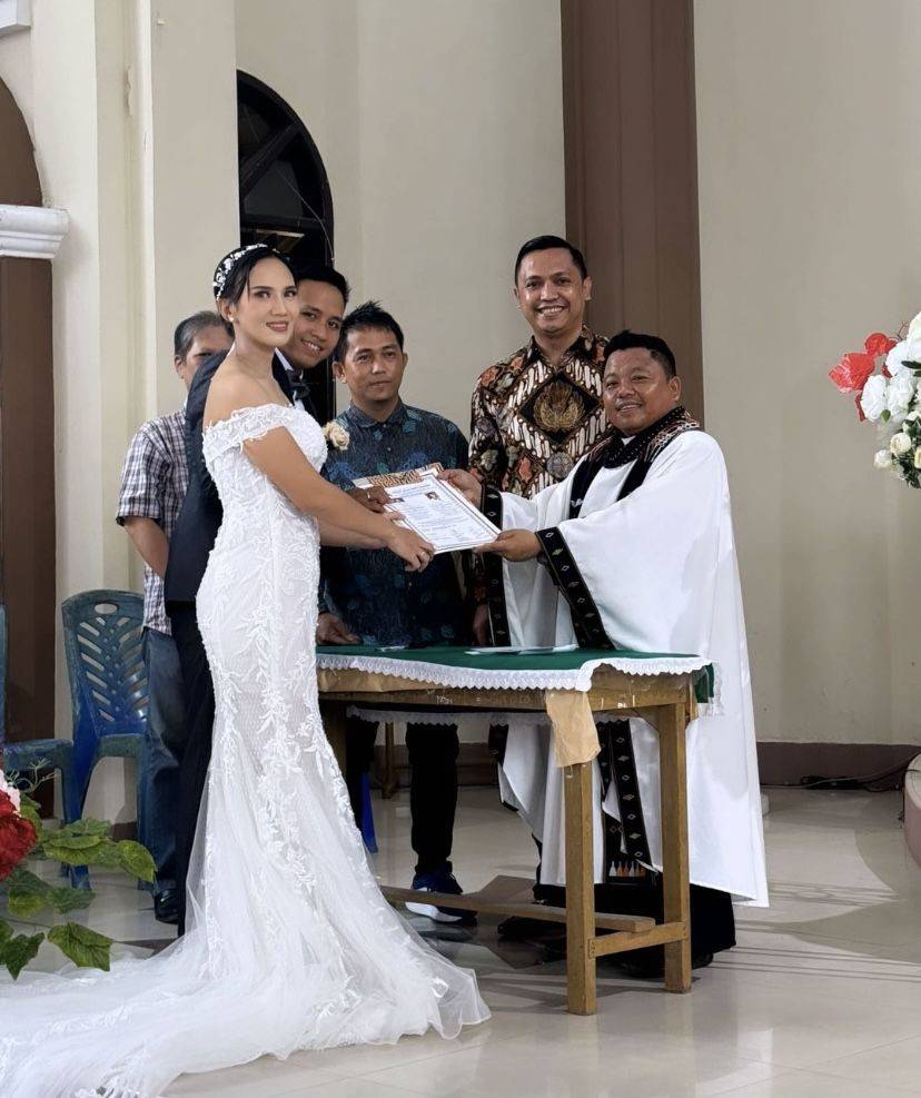 8 Potret Pemberkatan Nikah Bharada E Dan Ling Ling