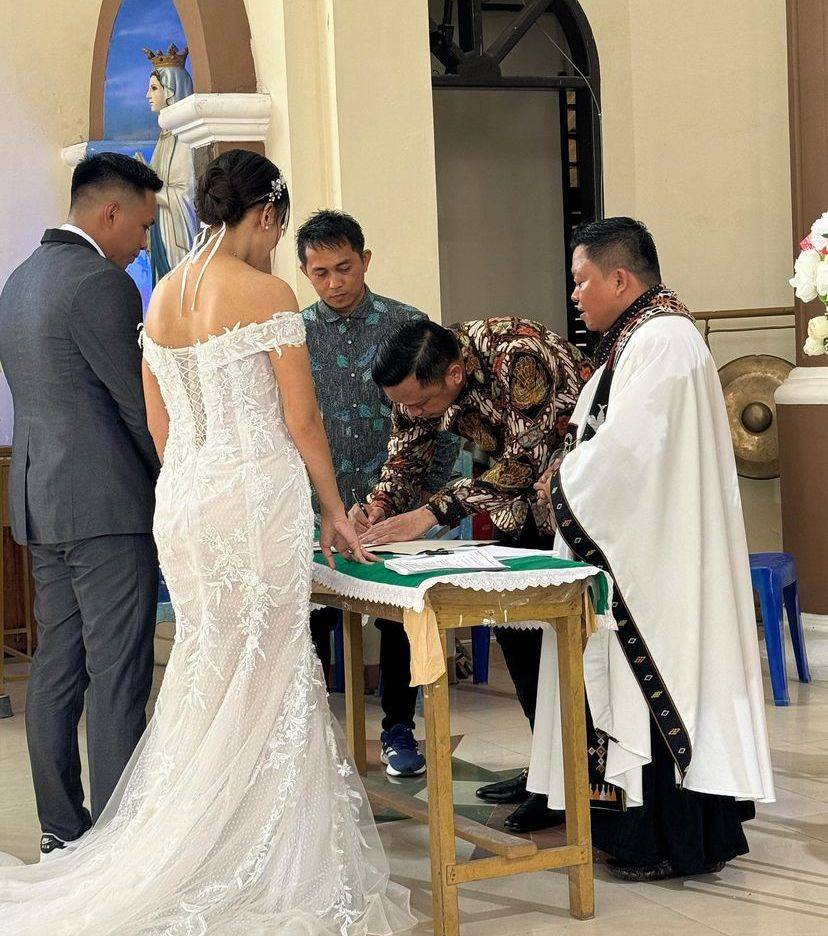 8 Potret Pemberkatan Nikah Bharada E Dan Ling Ling