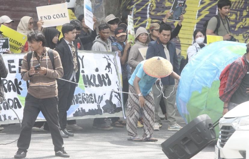 Aksi Teatrikal 6 Komunitas Peringati Hari Bumi di Medan