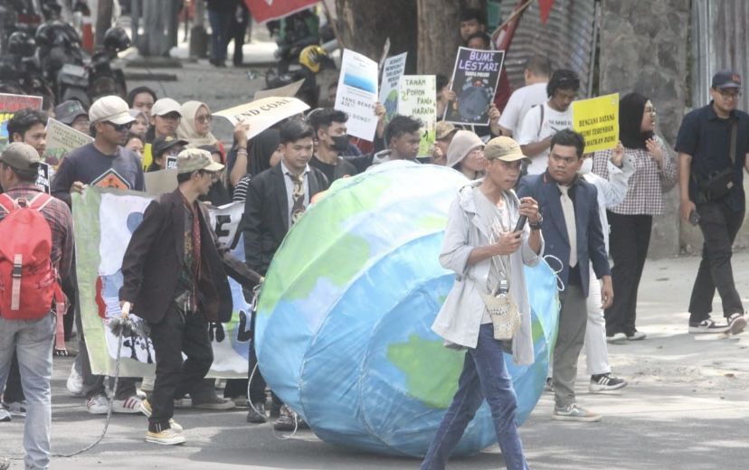 Aksi Teatrikal 6 Komunitas Peringati Hari Bumi di Medan