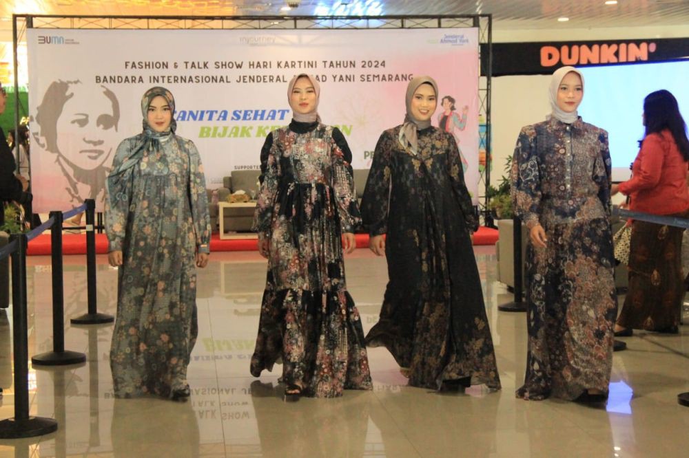 Potret Pegawai Bandara Ahmad Yani Berlenggak-Lenggok saat Hari Kartini