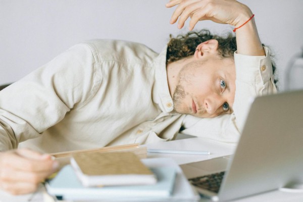 Studi: Overwork Tingkatkan Kemungkinan Depresi dan Penyakit Kronis