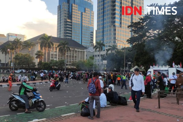 Demo Kawal Putusan MK di Patung Kuda Bubar, Sampah Berserakan