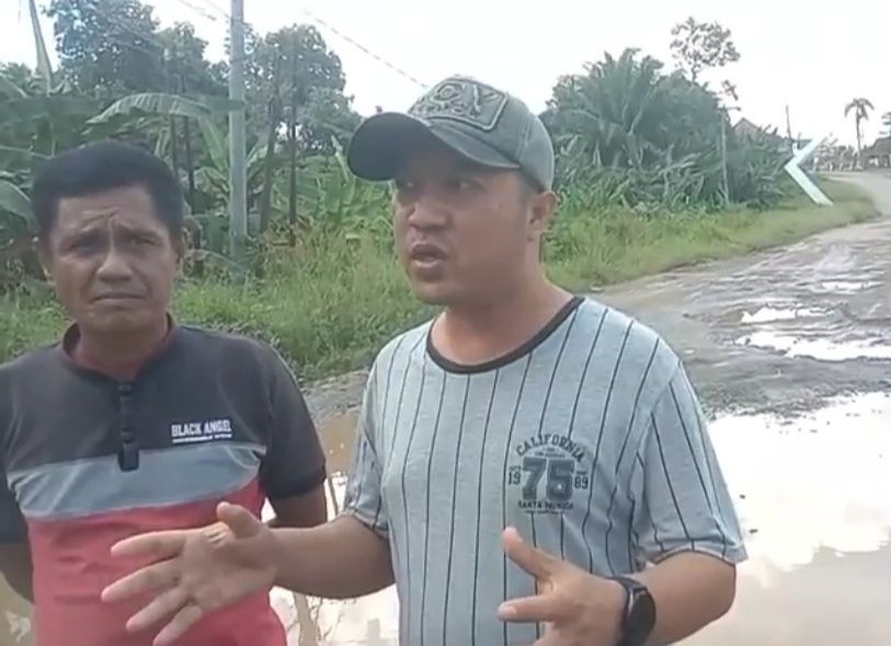 Aksi Tabur Ikan di Jalan Rusak Warnai HUT Lampung Timur ke-25