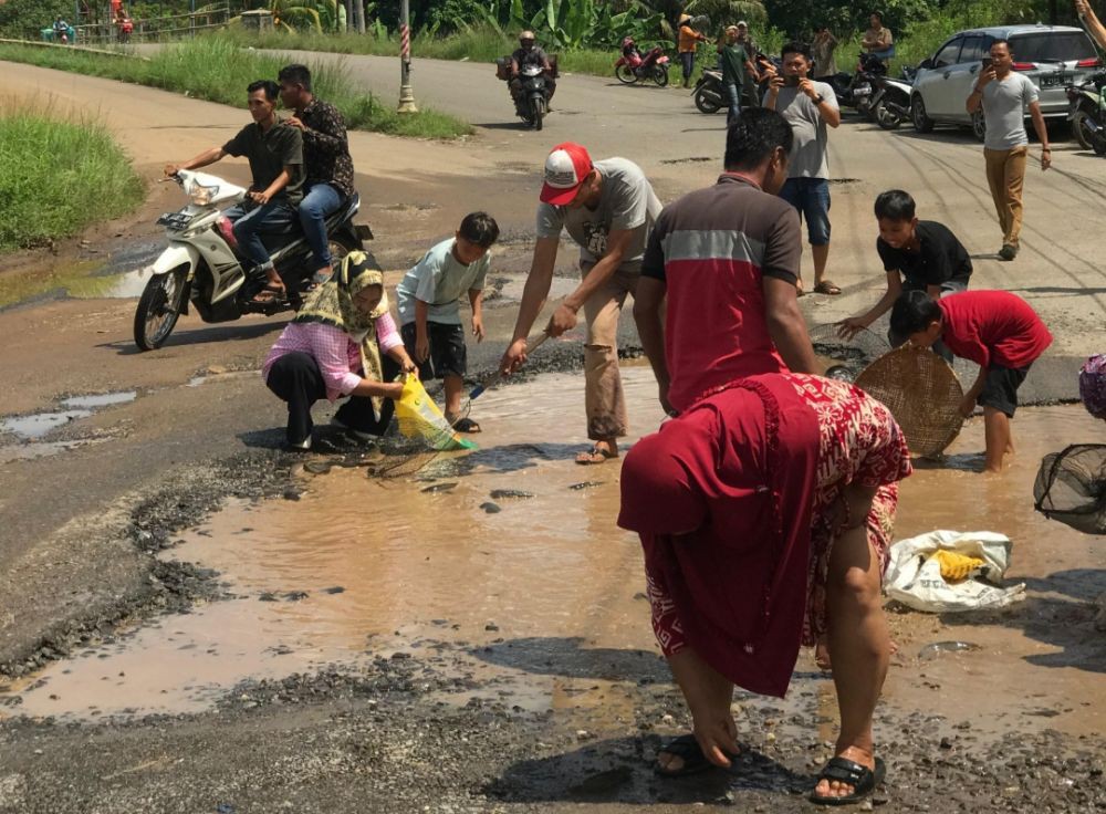 Aksi Tabur Ikan di Jalan Rusak Warnai HUT Lampung Timur ke-25