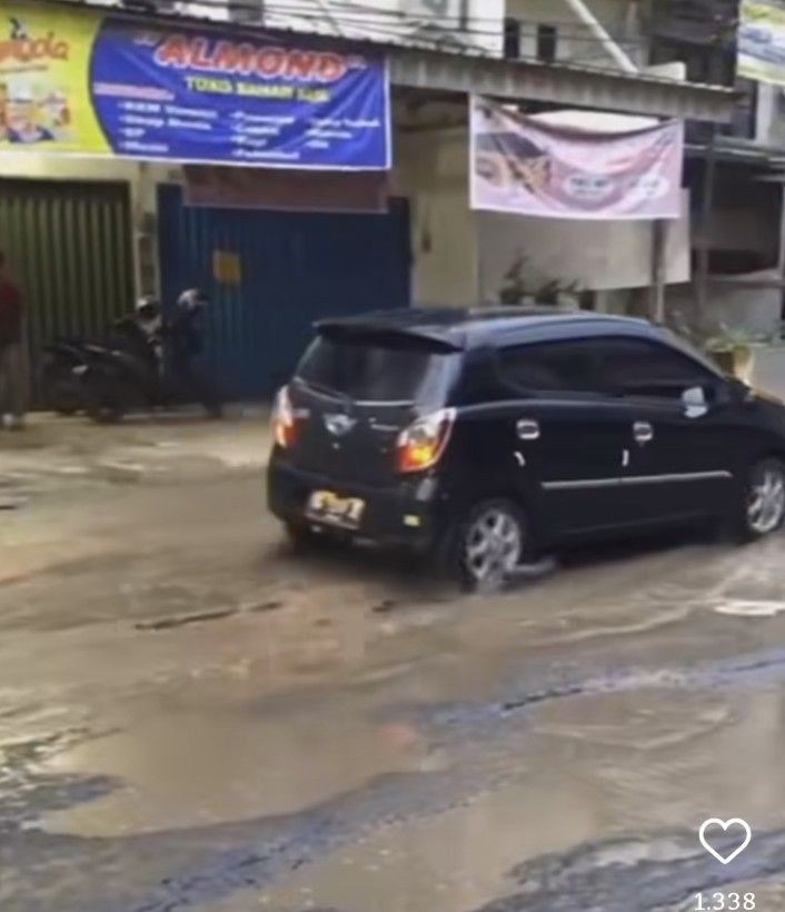 Viral Video Warga Palembang Mengeluh Jalan Rusak, Protes di Kubangan