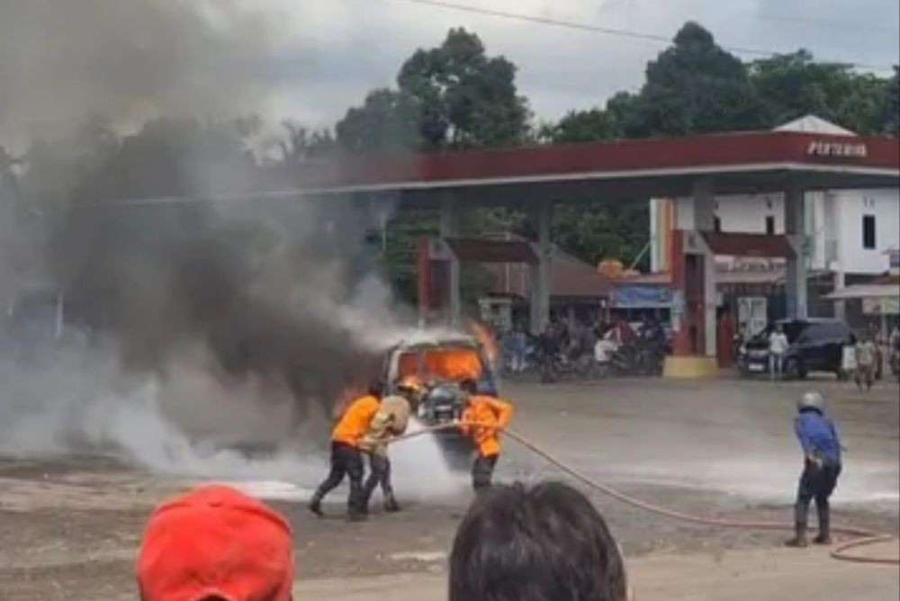 Mobil Kijang Berisi Jerigen BBM Terbakar di SPBU Muara Enim