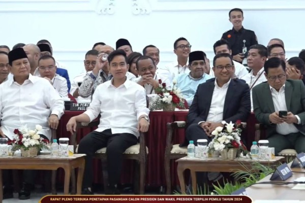 Prabowo-Gibran Ditetapkan KPU, Anies Tersenyum dan Cak Imin Main HP