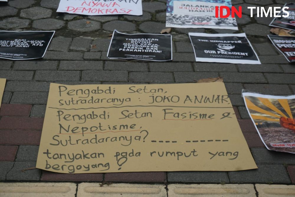 Massa Demo Putusan MK di KPU DIY, Serukan Oposisi Rakyat