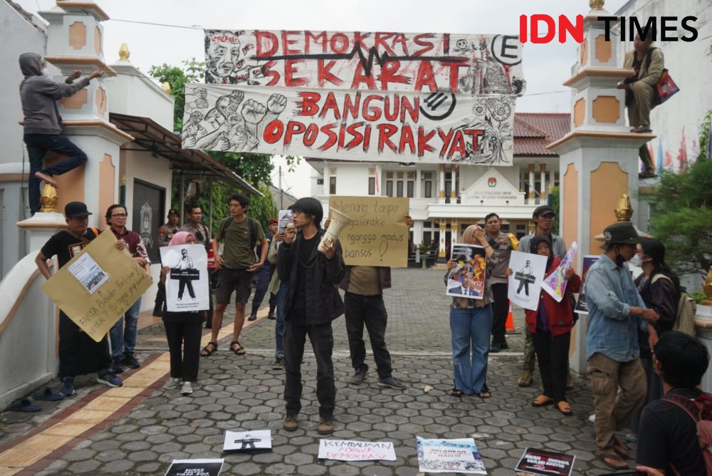 Massa Demo Putusan MK di KPU DIY, Serukan Oposisi Rakyat