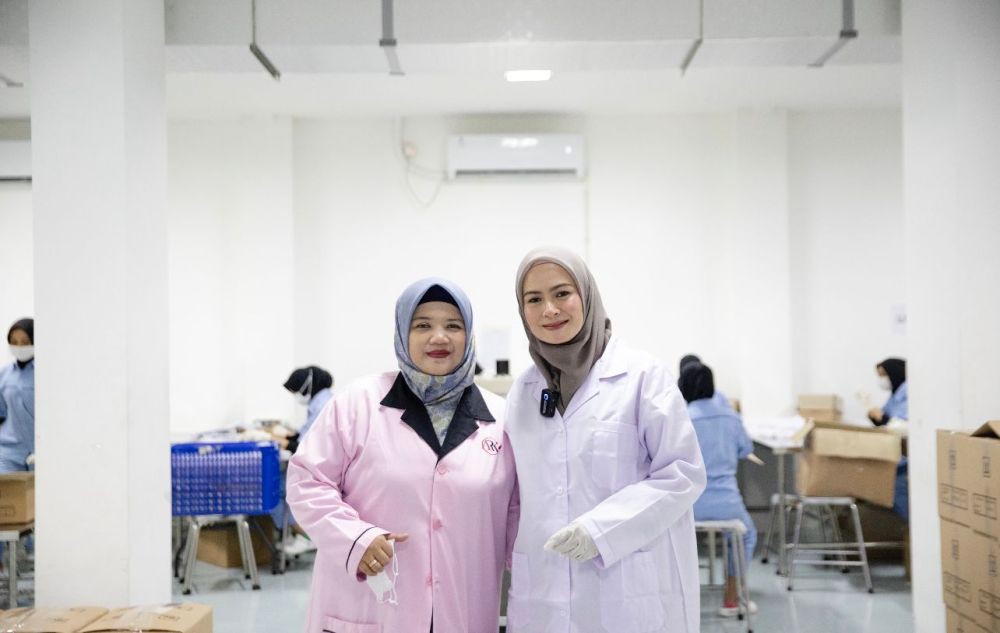 Dukung UMKM, Istri Wali Kota Bogor Kunjungi Pabrik Maklon Kosmetik