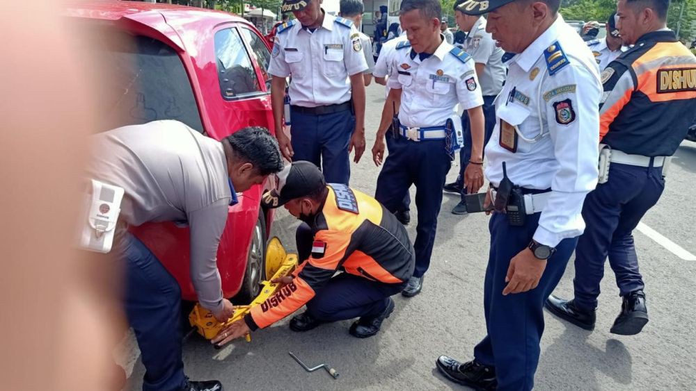 Dishub Makassar Gembok 60 Mobil Parkir di Bahu Jalan