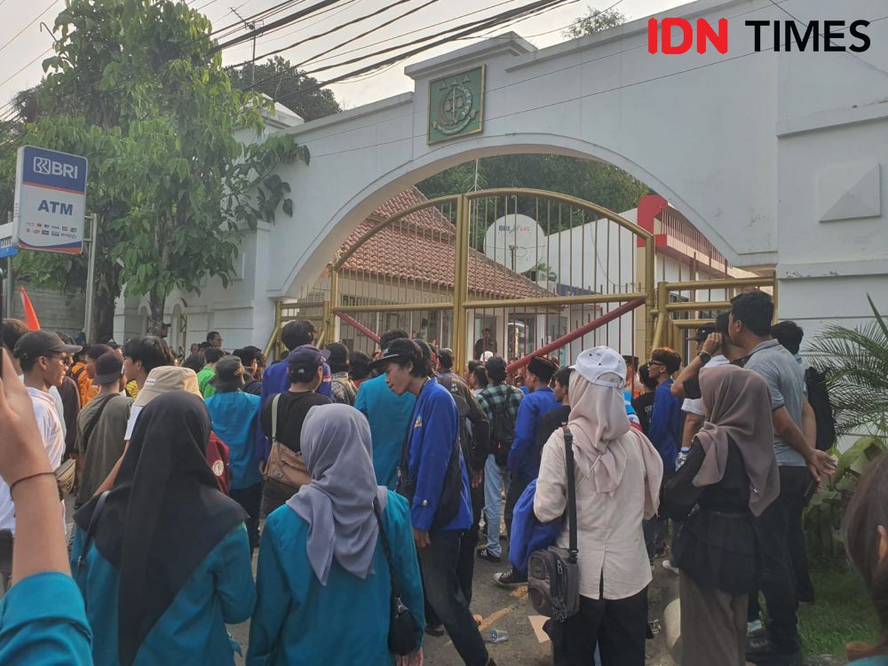 Geruduk Kejati Banten, Mahasiswa Pertanyakan Kasus Situ Ranca Gede