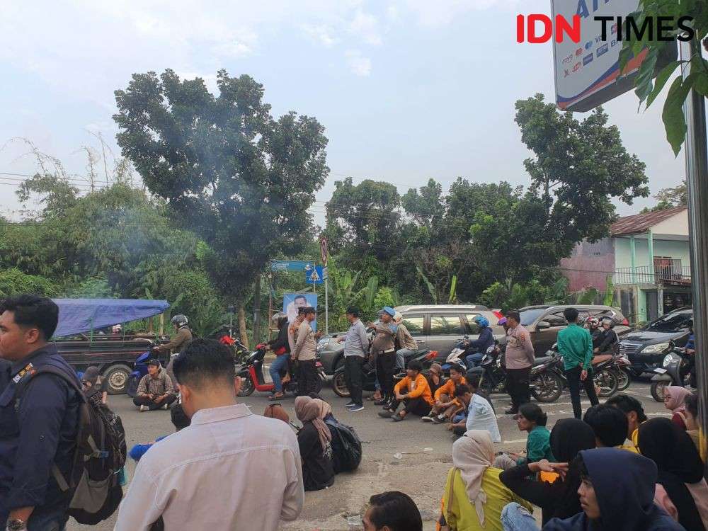 Geruduk Kejati Banten, Mahasiswa Pertanyakan Kasus Situ Ranca Gede