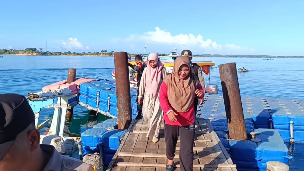 Kisah Guru Honorer di Pulau Maringkik, Perahu Pernah Terbalik di Laut
