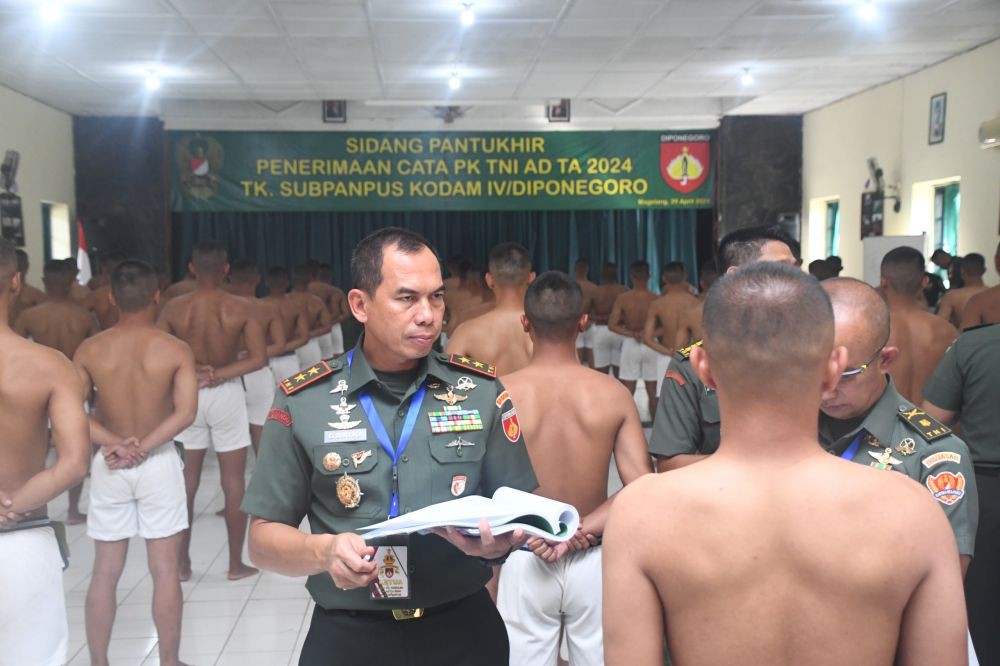 Ratusan Calon Tamtama Karir Tes Fisik di Rindam Diponegoro, Ini Arahan Pangdam