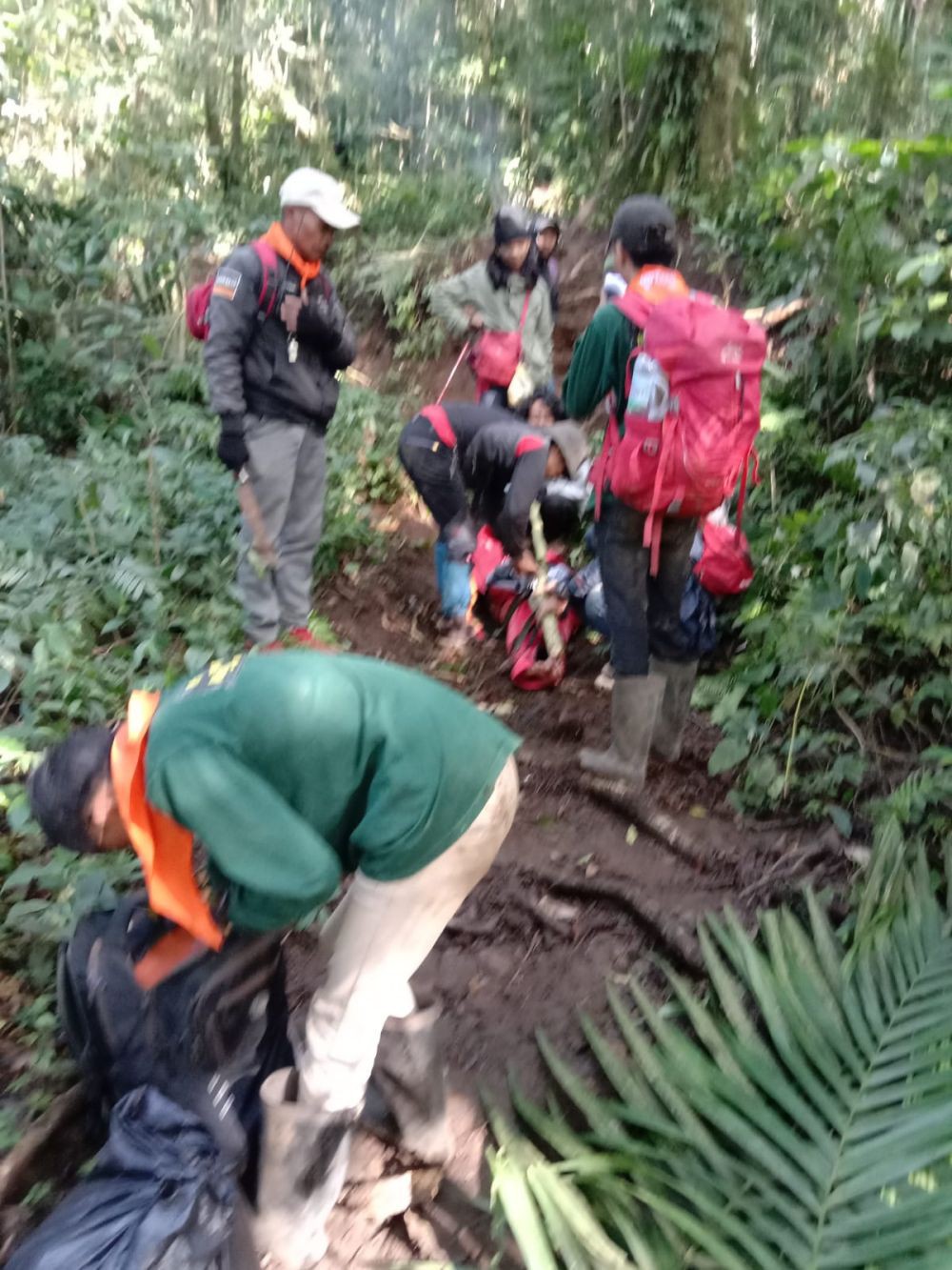 2 Pendaki Gunung Kawi Dievakuasi Setelah Mengalami Hipotermia