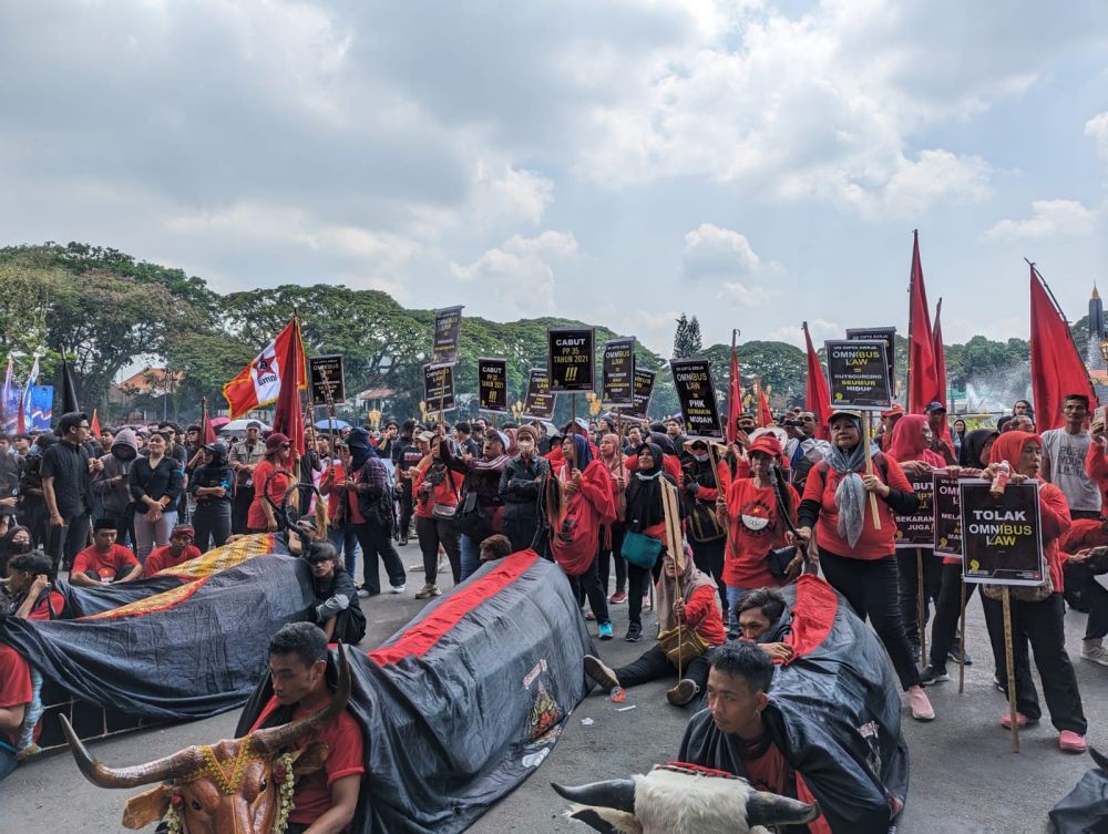 Sambil Arak Bantengan, Massa Mayday Tuntut Penghapusan UU Cipta Kerja