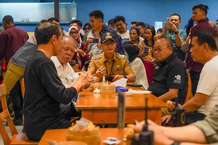 Jokowi Makan di Restoran Mie Gacoan, Warga Mataram Berebut Swafoto