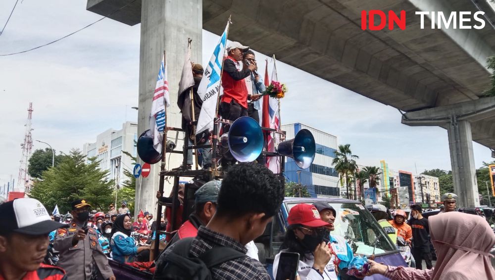 May Day, Kadisnaker Makassar Bagikan Bunga ke Buruh Pengunjuk Rasa
