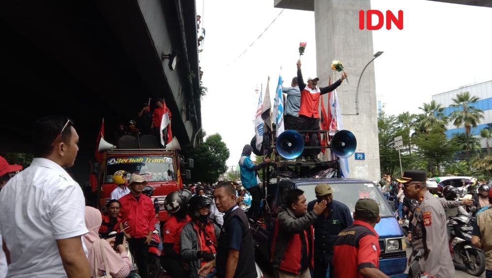 May Day, Kadisnaker Makassar Bagikan Bunga ke Buruh Pengunjuk Rasa