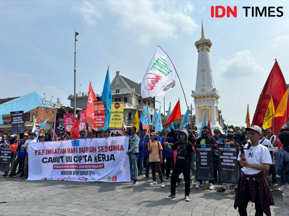 Ratusan Buruh di Jogja Tuntut Prabowo Cabut UU Cipta Kerja