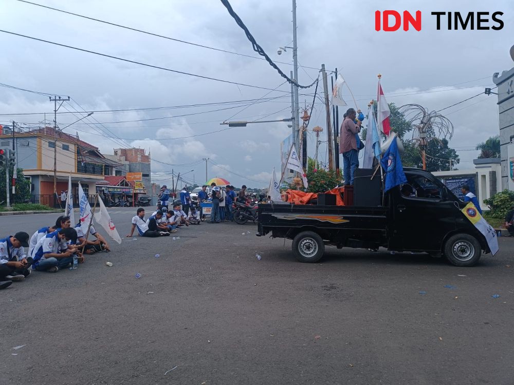 Aksi Hari Buruh di Lampung: Cabut Omnibuslaw hingga Tolak Upah Murah!