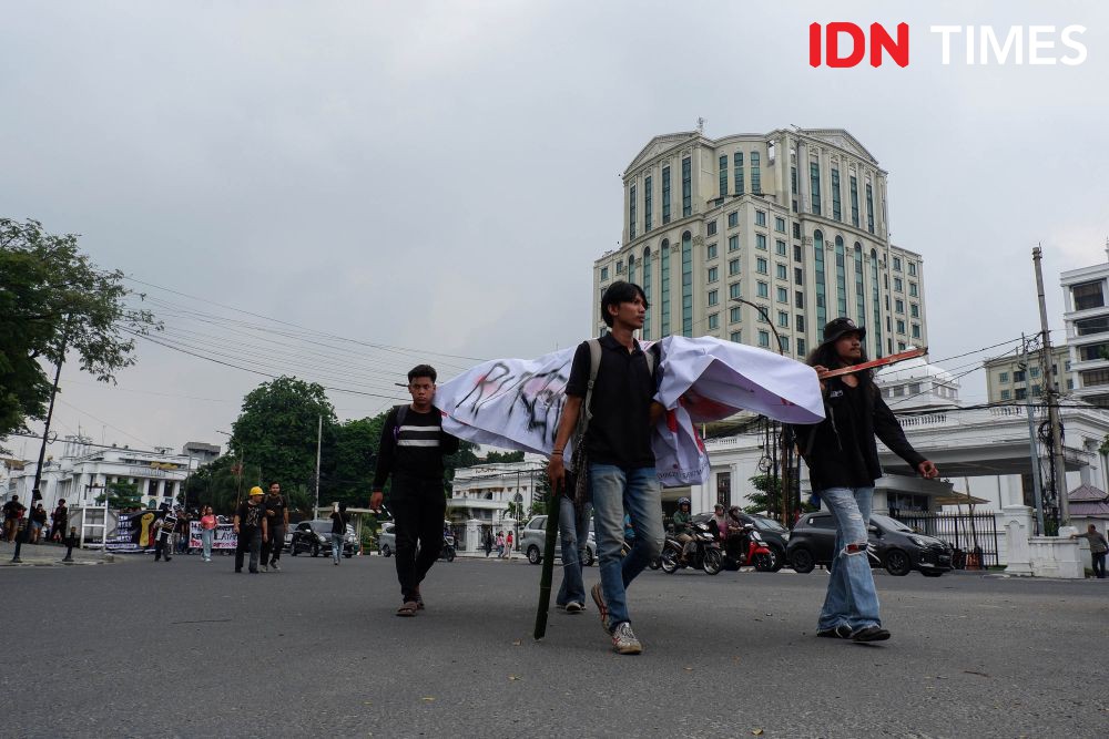 May Day Sumut 2024, Mahasiswa Bawa Keranda ke DPRD: RIP Keadilan!
