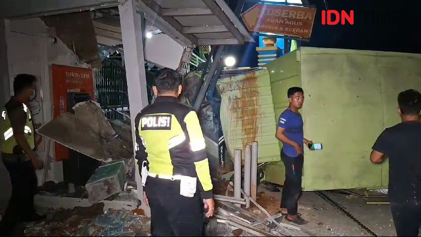 Truk Boks Tabrak Mesin ATM Bank BNI di Padas Ngawi