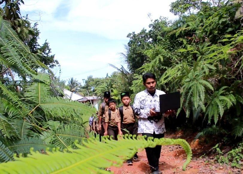 Nestapa Pelajar SDN 104 Krui Naik Turun Bukit Demi Akses Internet