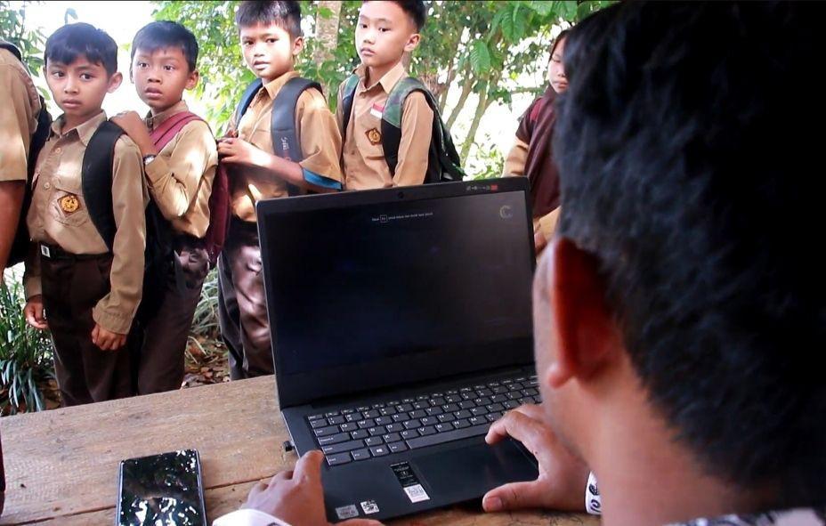 Nestapa Pelajar SDN 104 Krui Naik Turun Bukit Demi Akses Internet