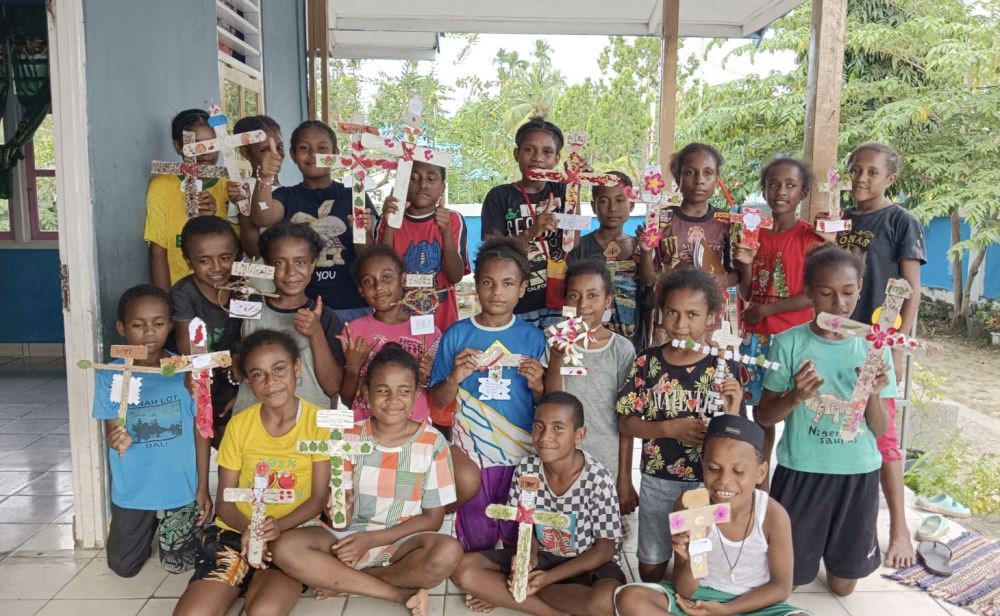 Cerita Mastika, Guru Asal Sumut Mendidik Anak-anak Pelosok di Papua