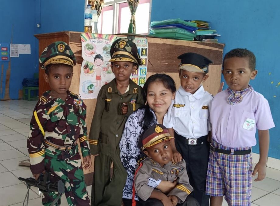 Cerita Mastika, Guru Asal Sumut Mendidik Anak-anak Pelosok di Papua