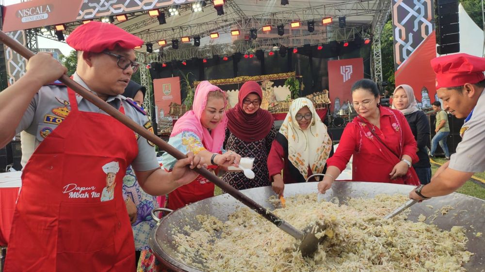 Wow, Chef Bobon Santoso Masak Besar 477 Porsi Nasi Goreng Semarang