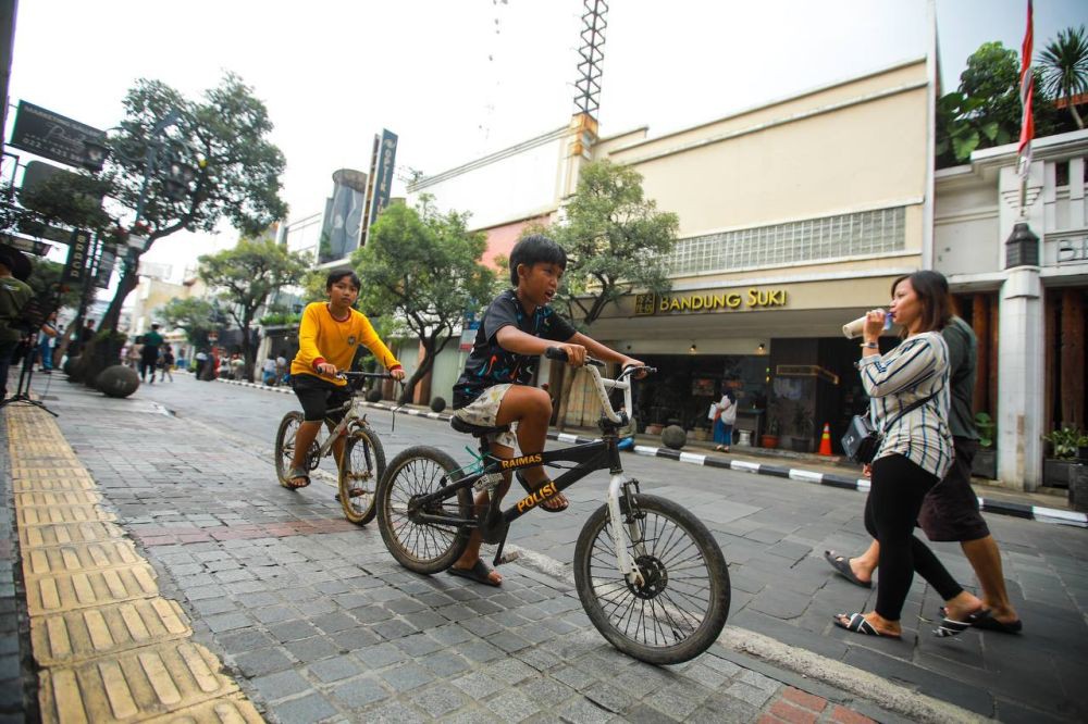 [FOTO] Braga Beken, Masyarakat Tumpah Ruah di Jantung Kota Bandung