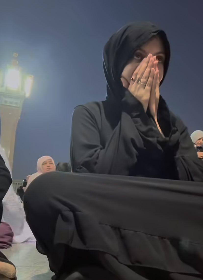 Potret Sarah Keihl Jalani Ibadah Umrah