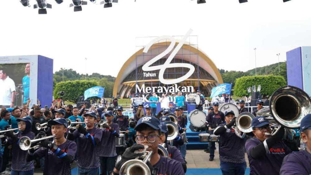 Nawala Marching Band PosIND Semarakkan HUT ke-26 Kementerian BUMN