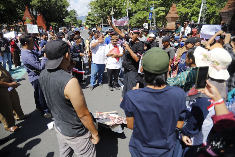 Pajak Retribusi Pasar Naik, Pedagang di Trenggalek Demo