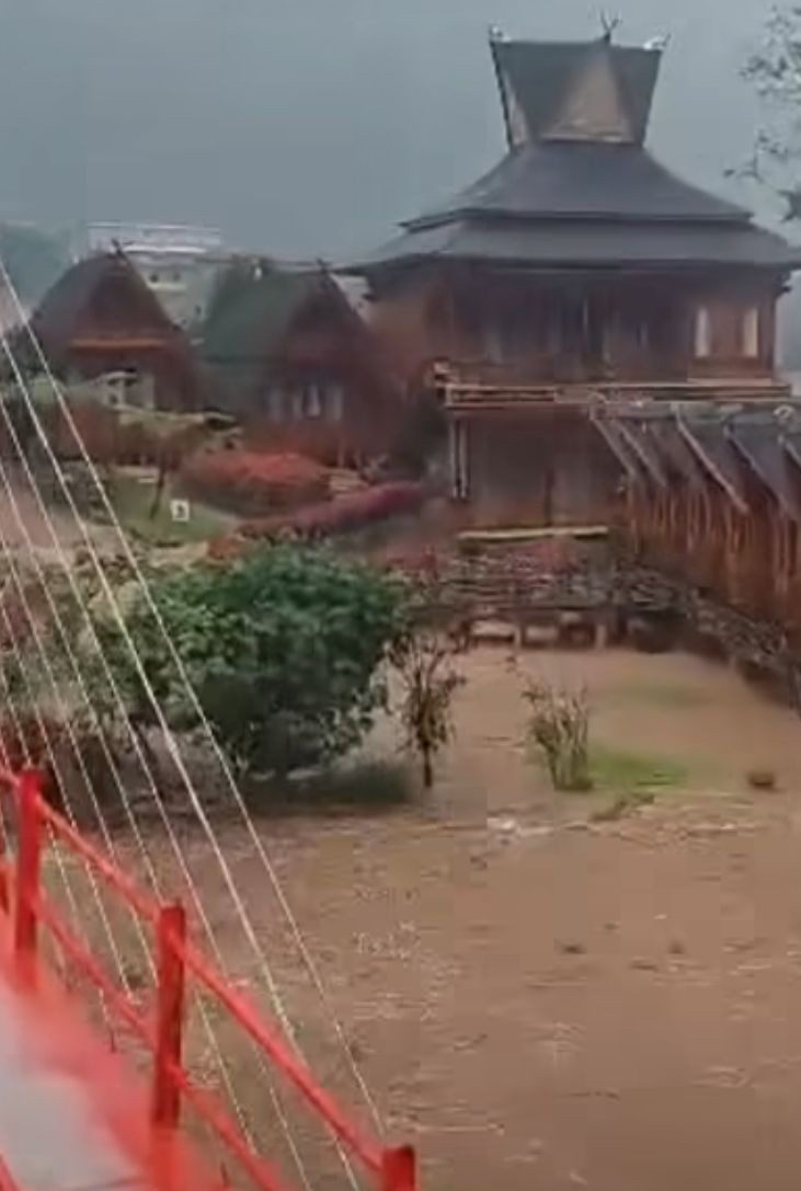 Hujan Deras, Pemandian Air Panas Pariban Karo Diterjang Banjir