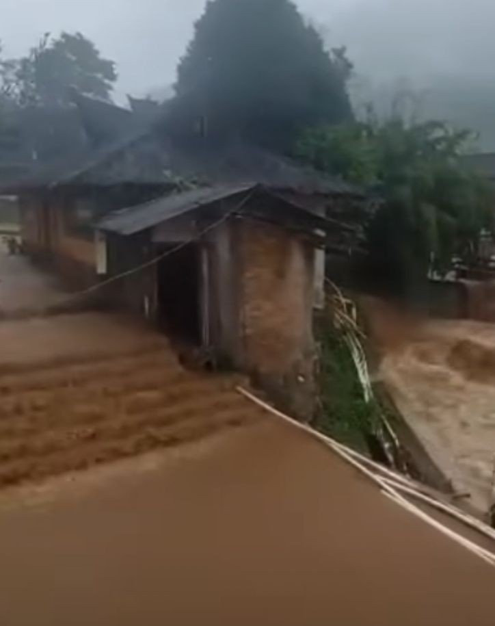 Hujan Deras, Pemandian Air Panas Pariban Karo Diterjang Banjir
