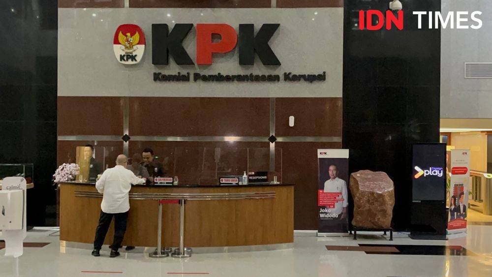 9,5 Jam Diperiksa KPK, Dirut Taspen Kosasih Bawa Sate