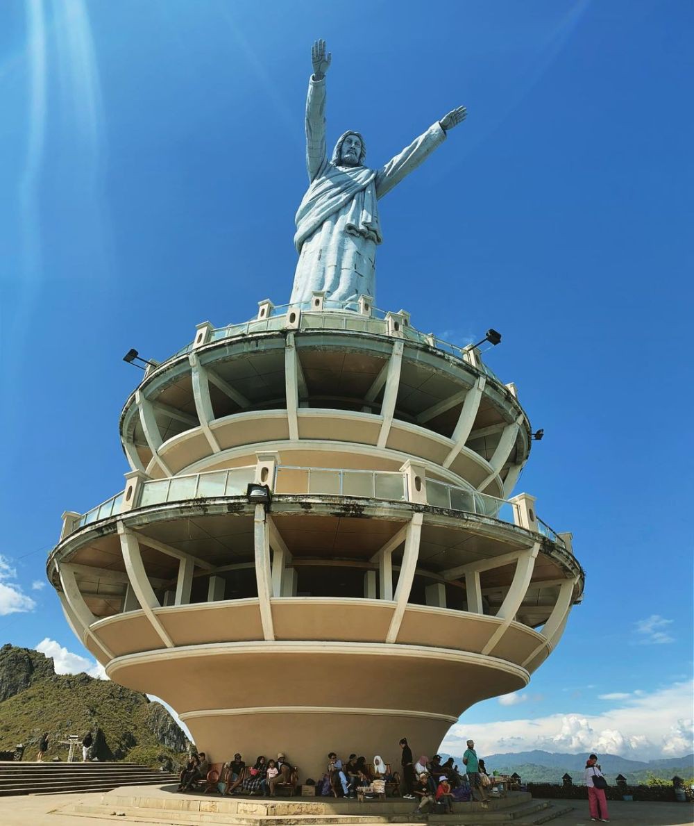 5 Patung Yesus Tertinggi di Indonesia dengan View Alam yang Memesona