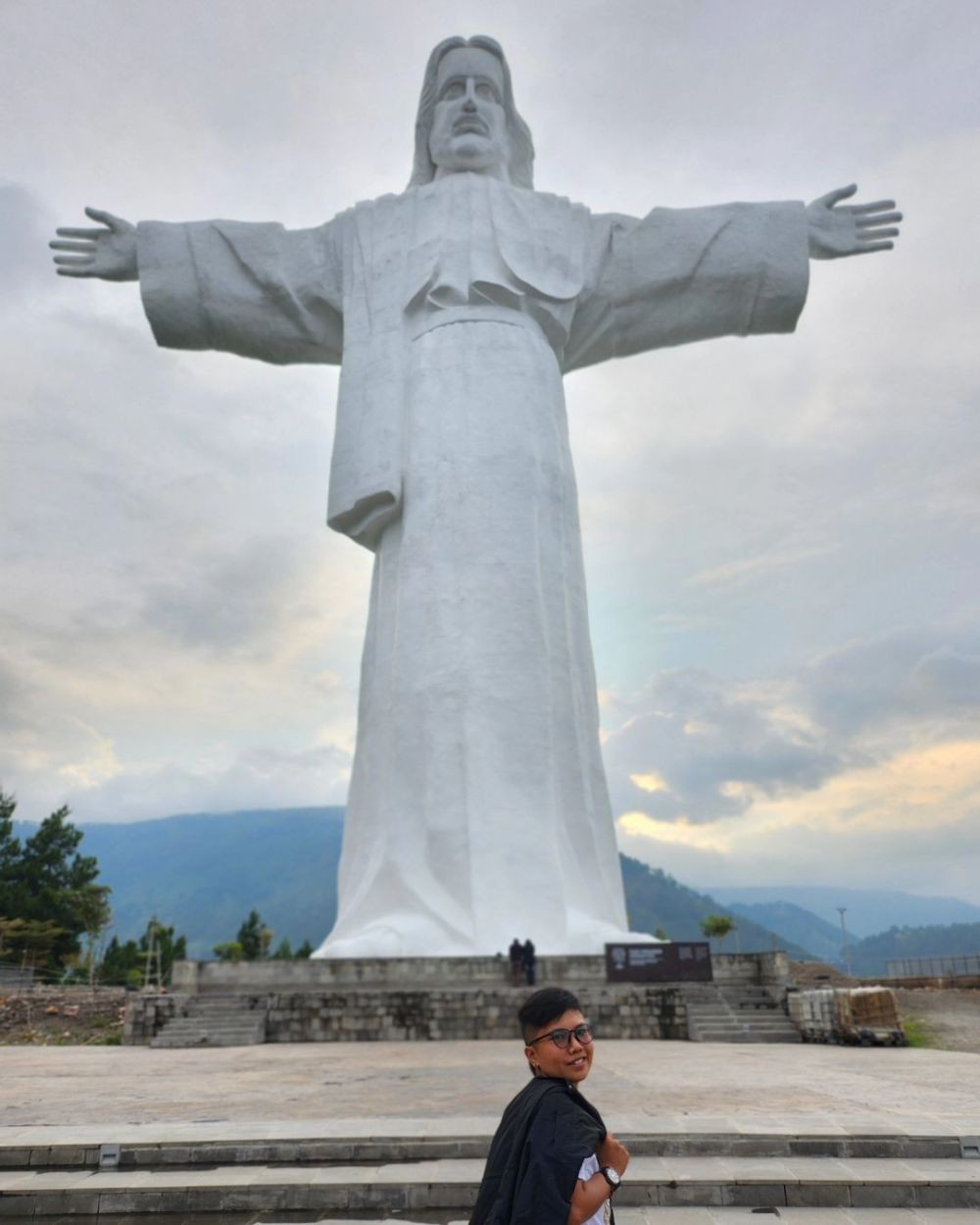 5 Patung Yesus Tertinggi di Indonesia dengan View Alam yang Memesona