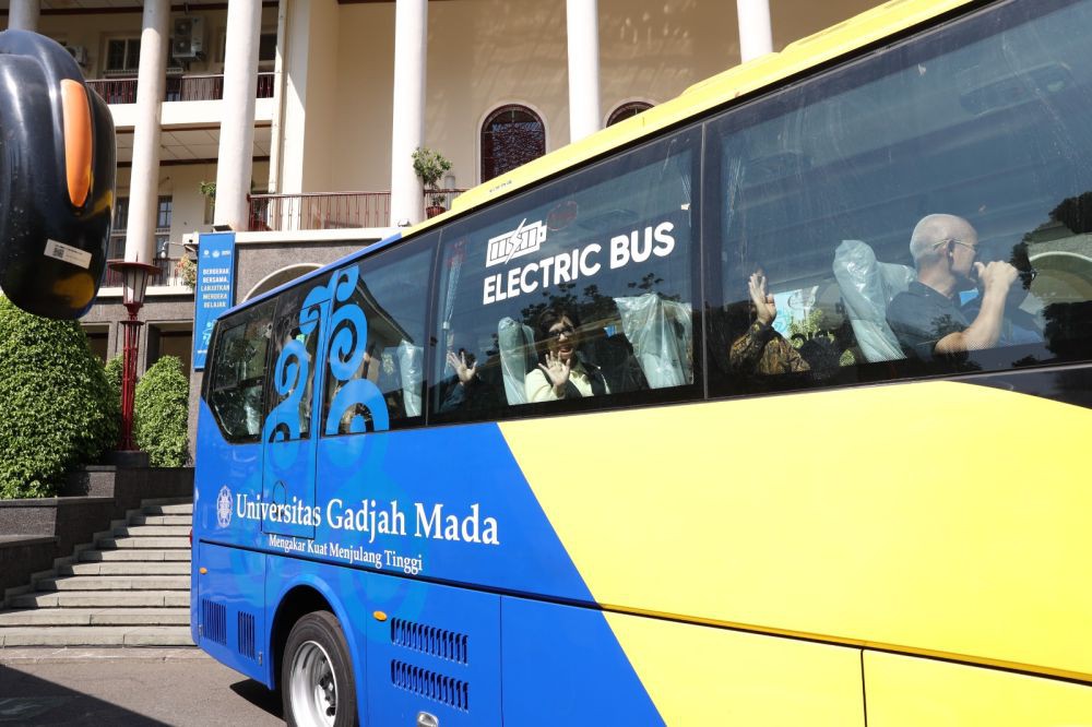 Dukung Energi Bersih, Kementerian Investasi Beri 3 Bus Listrik ke UGM