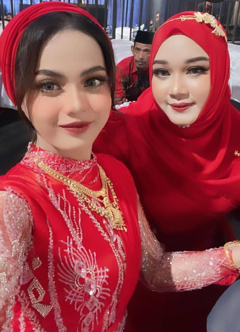 Putri Isnari Di Pernikahan Kakak Ipar