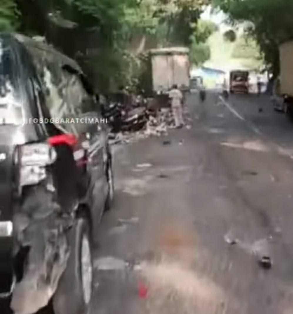 Detik-detik Kecelakaan Sembilan Kendaraan di Bandung Barat