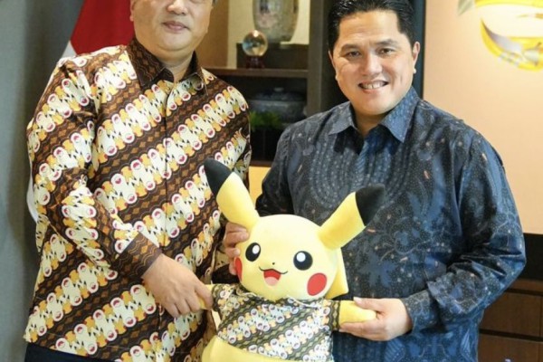 Erick Thohir Ketemu Pikachu Berbatik, Ngapain Ya?